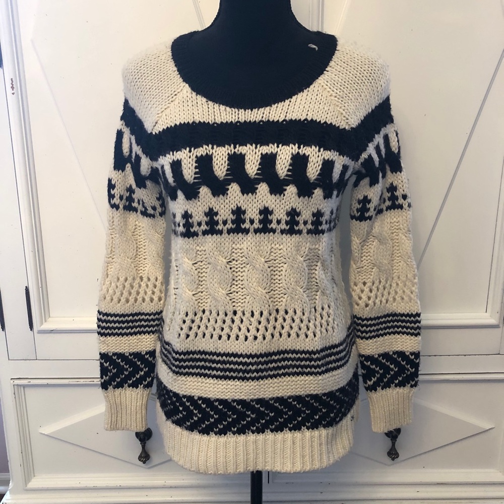 American Eagle cozy cream and black chunky sweater